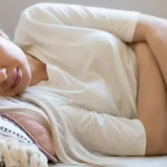 Zrosty po porodzie naturalnym: objawy, przyczyny i skuteczne leczenie