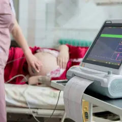 Kiedy wywołują poród po terminie? Ważne informacje dla mam