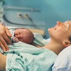Ile trwa okres po porodzie naturalnym? Poznaj etapy i zmiany w organizmie