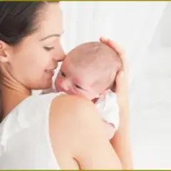 Jak trzymać dziecko przy karmieniu piersią, aby uniknąć bólu i stresu?