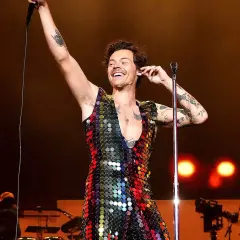 Outfit na koncert Harry Styles: 7 stylowych inspiracji dla fanów