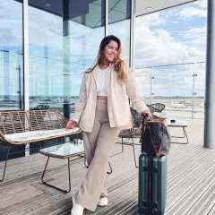 Outfit na lotnisko: 7 porad jak ubrać się wygodnie i stylowo