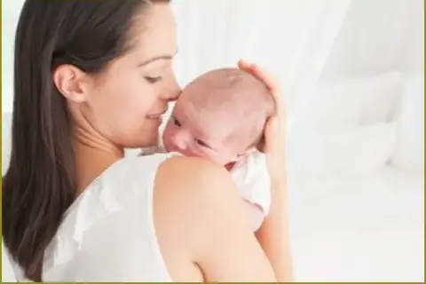 Jak trzymać dziecko przy karmieniu piersią, aby uniknąć bólu i stresu?