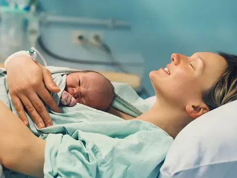 Ile trwa okres po porodzie naturalnym? Poznaj etapy i zmiany w organizmie
