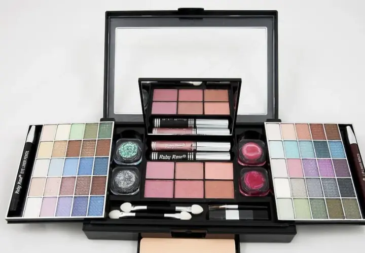 Co potrzebne do makijażu: 10 niezbędnych produktów i akcesoriów