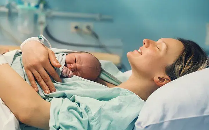 Ile trwa okres po porodzie naturalnym? Poznaj etapy i zmiany w organizmie