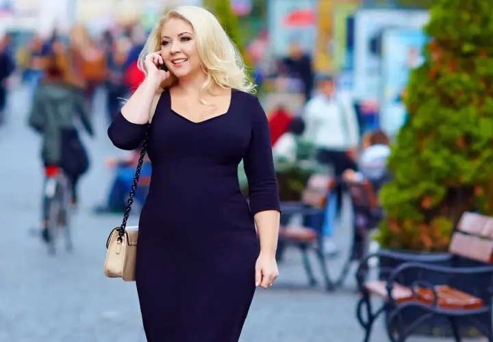Idealne fasony sukienek dla dużego biustu, które podkreślą Twoje atuty