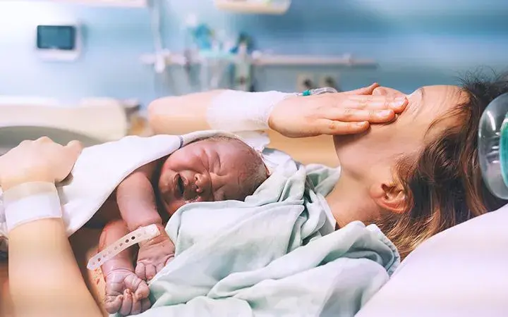 Jak naprawdę wygląda poród? Zaskakujące fakty i etapy porodu, które musisz znać