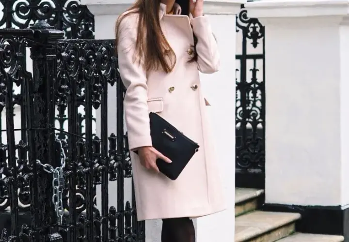 Outfit na chrzest: Jak się ubrać elegancko i stosownie?